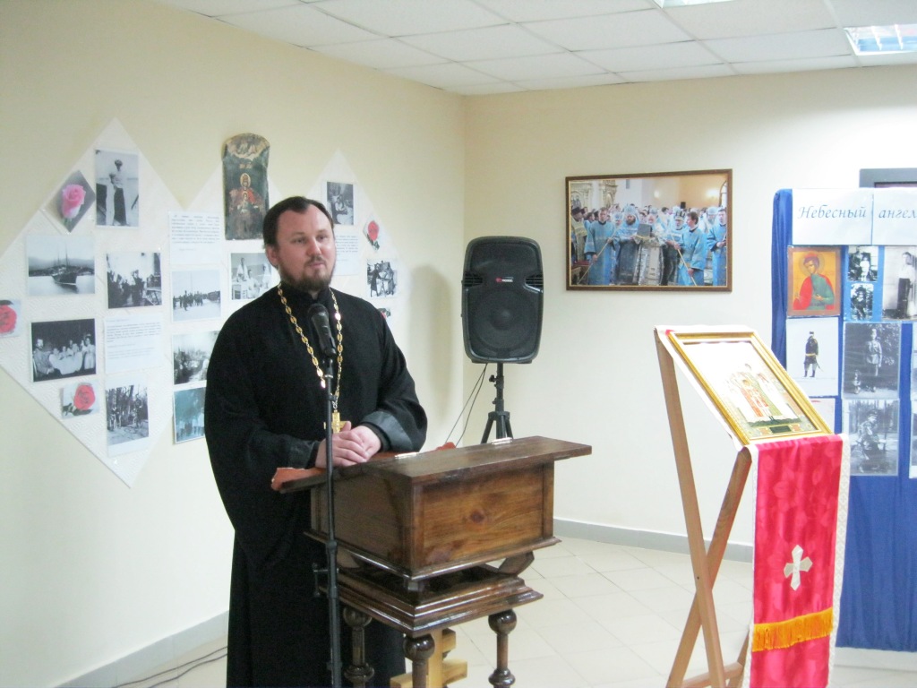  В храме в честь Казанской иконы Божией Матери открылась фотовыставка «Святые царственные страстотерпцы